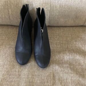 Ladies size 6.5 black leather boots in fantastic condition